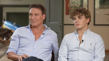Das Bild zeigt Oliver Masucci und seinen Sohn Vito.