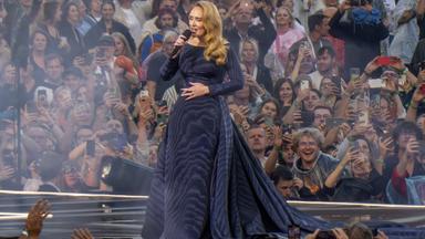 Adele gibt ihr Eröffnungskonzert in der eigens dafür errichteten Open-Air-Arena in München. 
