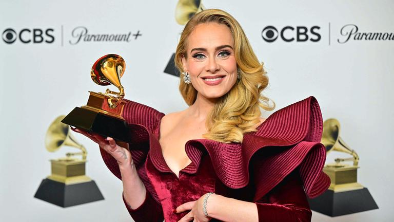 Sängerin Adele posiert bei den Grammy Awards 2023 in Los Angeles mit ihrem Preis.