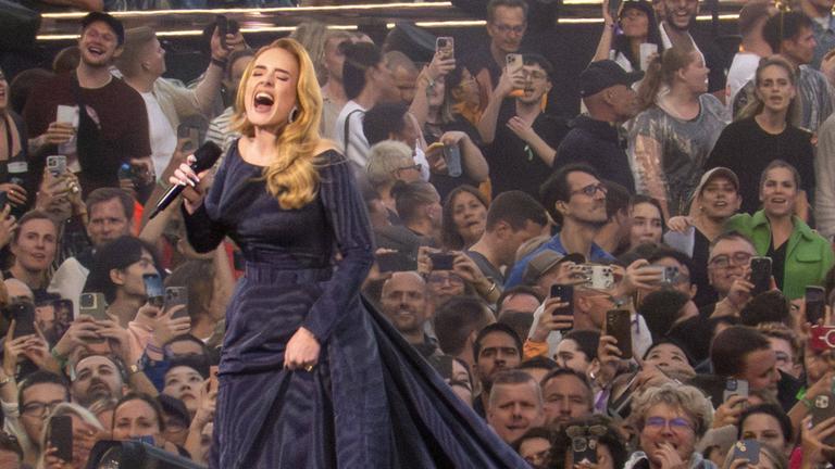 Adele gibt ihr Eröffnungskonzert in der eigens errichteten Open-Air-Arena in München.
