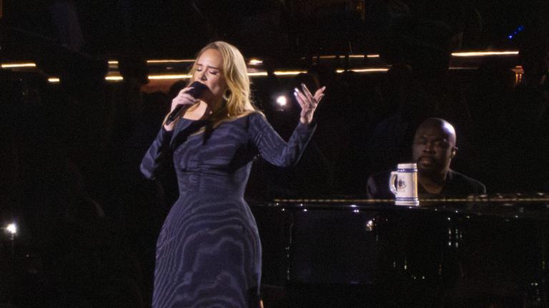 Adele gibt ihr Eröffnungskonzert in der eigens errichteten Open-Air-Arena in München.