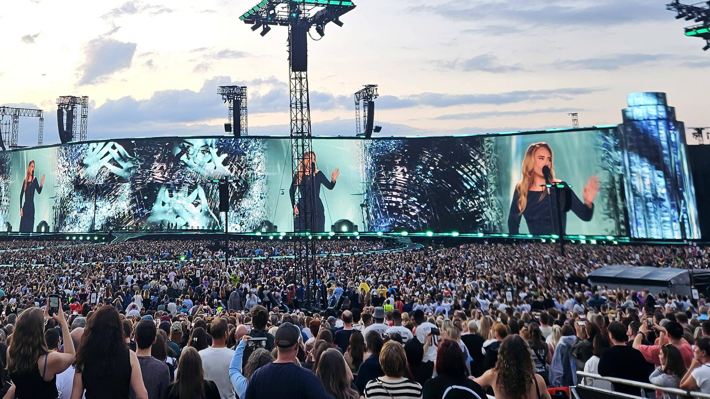 Adele gibt ihr Eröffnungskonzert in der eigens errichteten Open-Air-Arena in München.
