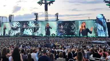 Adele gibt ihr Eröffnungskonzert in der eigens errichteten Open-Air-Arena in München.