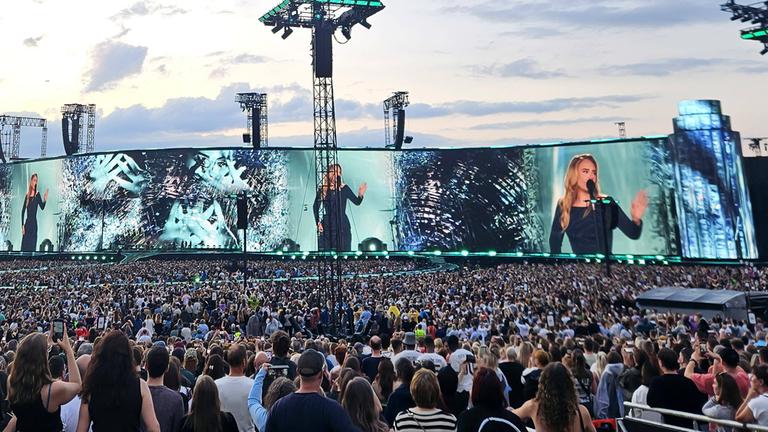 Adele gibt ihr Eröffnungskonzert in der eigens errichteten Open-Air-Arena in München.