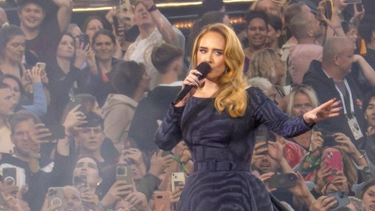 Adele gibt ihr Eröffnungskonzert in der eigens errichteten Open-Air-Arena in München.