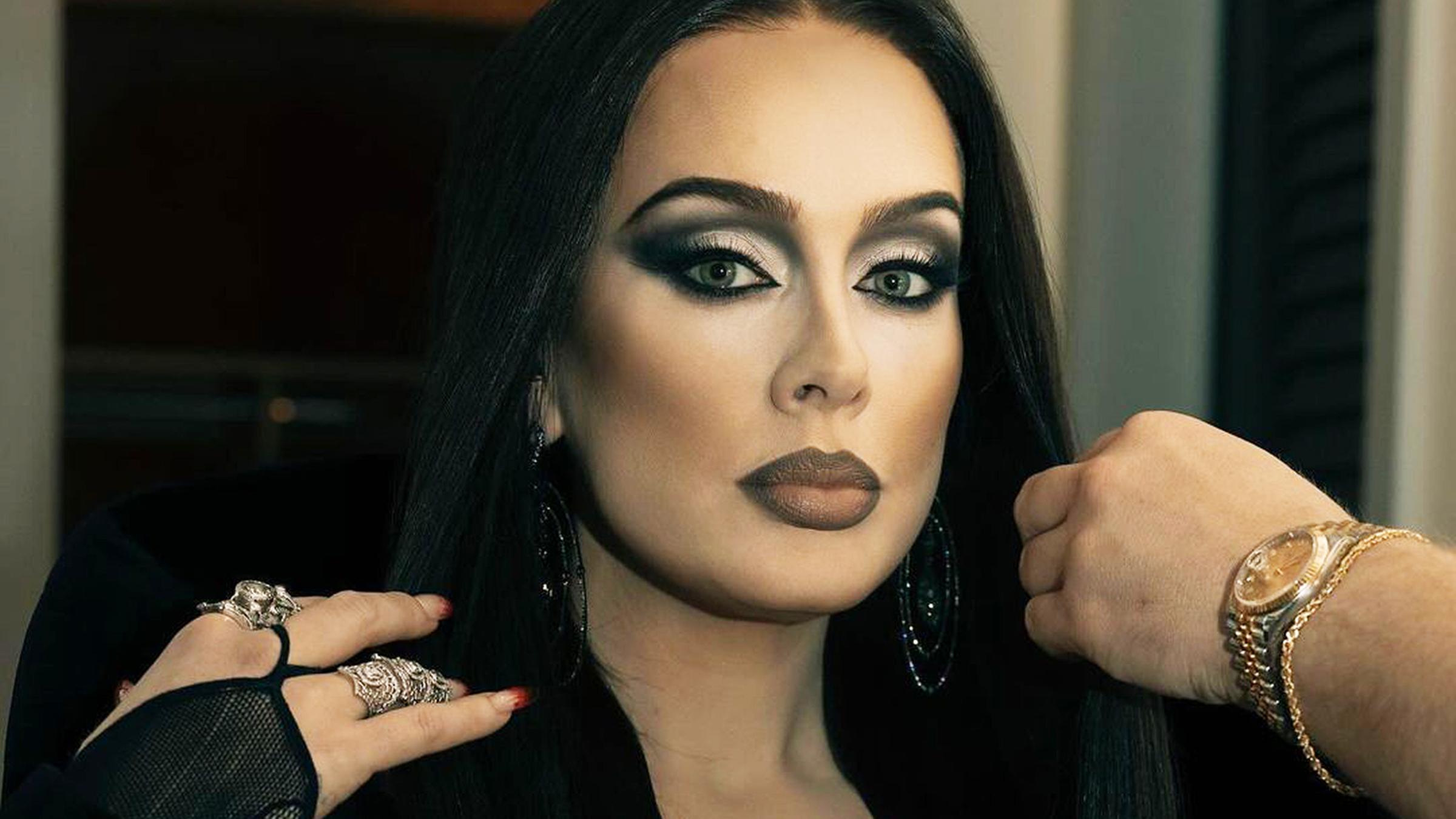 Sängerin Adele mit langen schwarzen Haaren.