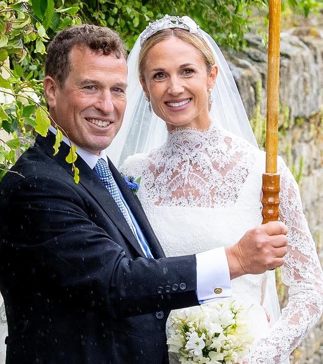 Das frischvermählte Paar nach der Trauung: Peter Philips, Neffen von König Charles III., und Harriet Sperling in der All Saints Church in Kemble, Gloucestershire, am 06.06.2026.