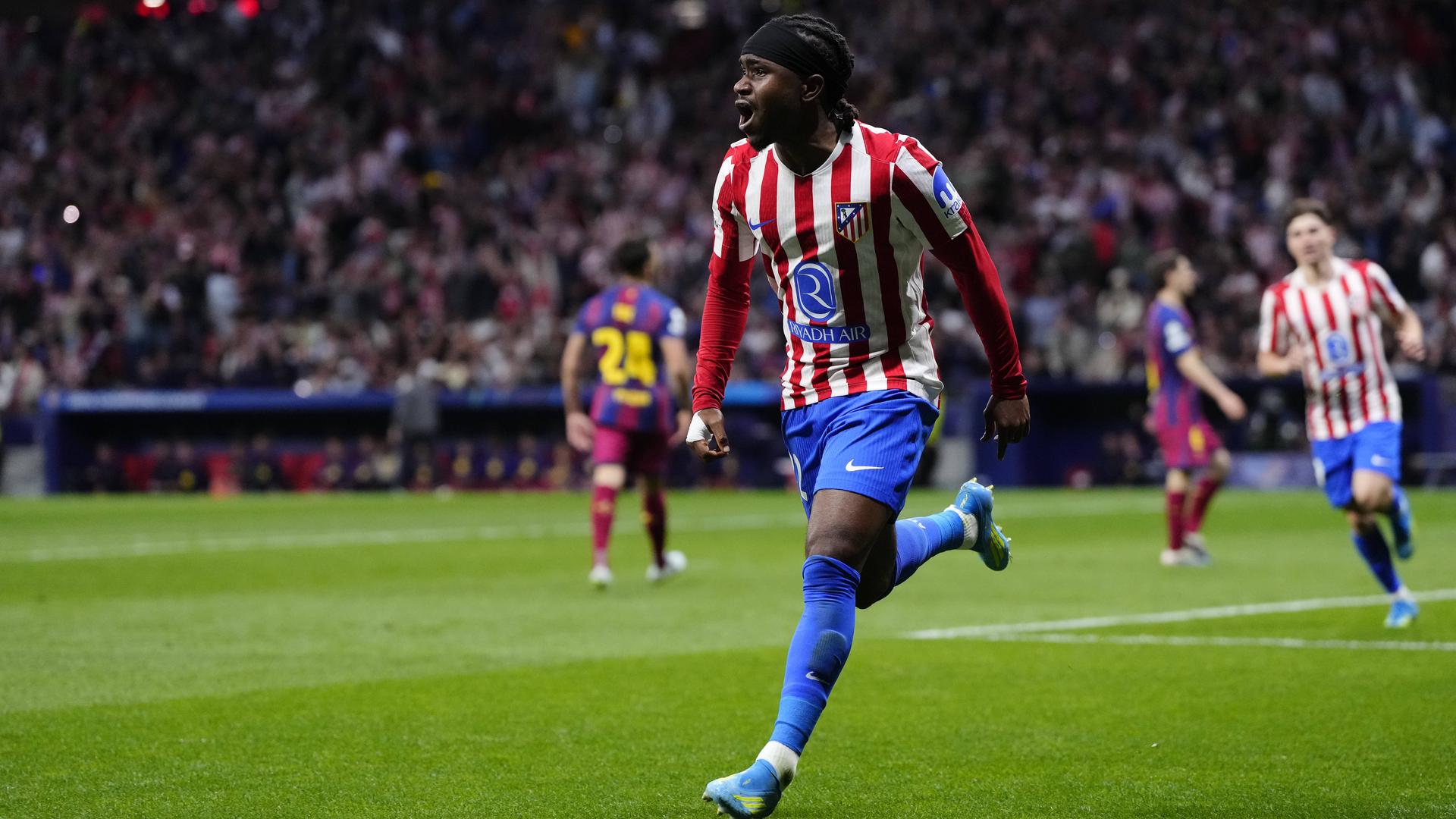 Atlético Madrids Stürmer Ademola Lookman jubelt im Champions-League-Viertelfinale gegen den FC Barcelona nach seinem Anschlusstreffer zum 1:2