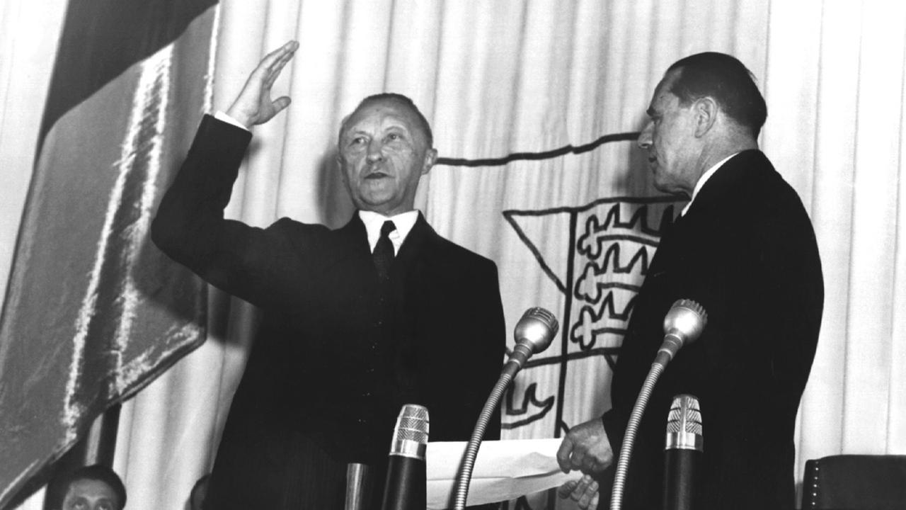 Konrad Adenauer wird durch Bundestagspräsident Erich Köhler als Bundeskanzler vereidigt - 1949