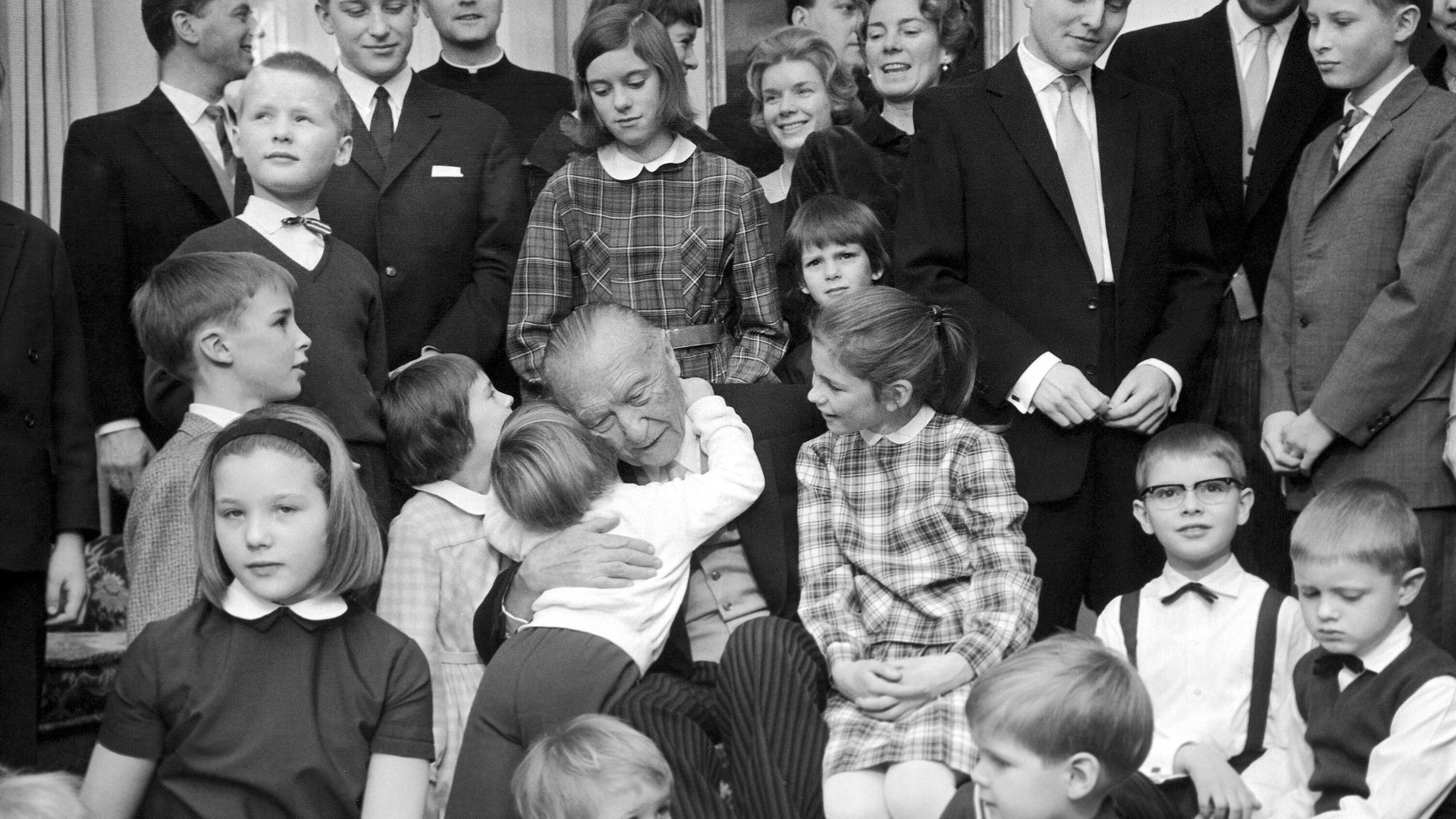 Konrad Adenauer an seinem 87. Geburtstag inmitten seiner Familie - 1963