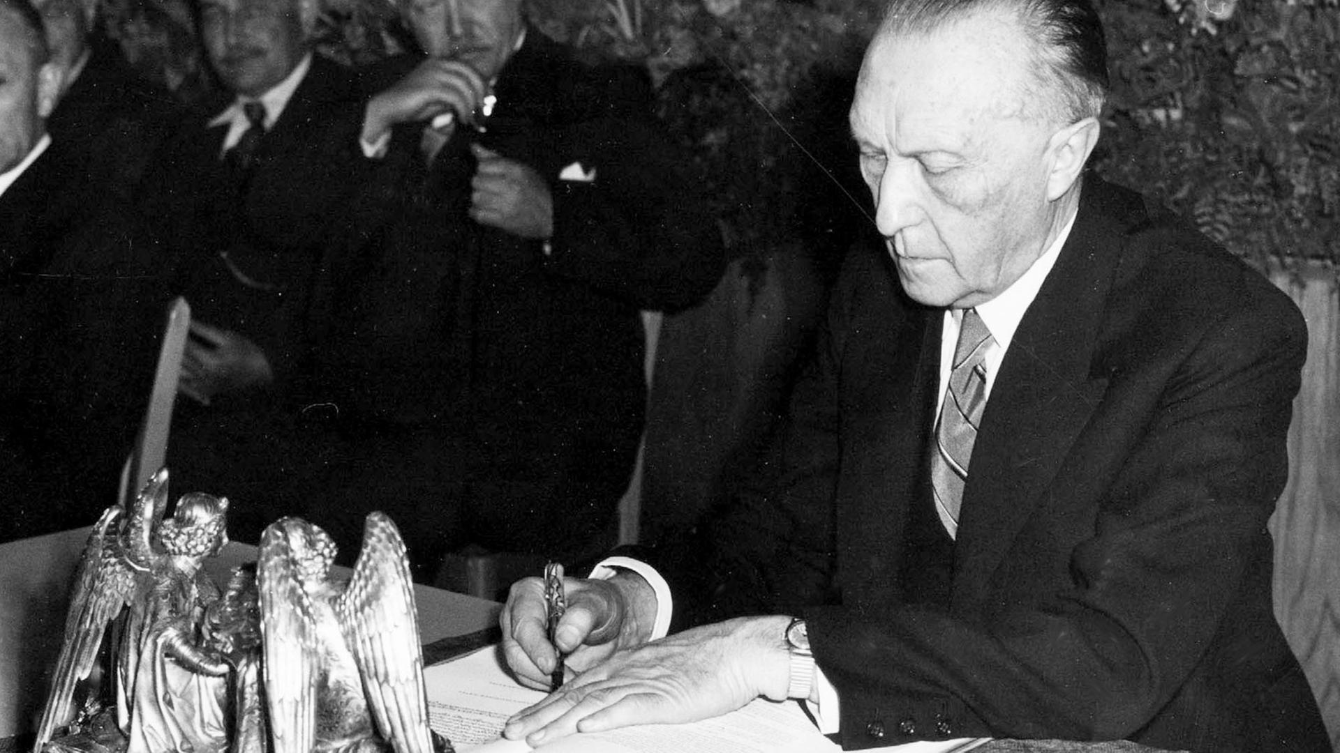 Konrad Adenauer unterzeichnet das Grundgesetz - 1949