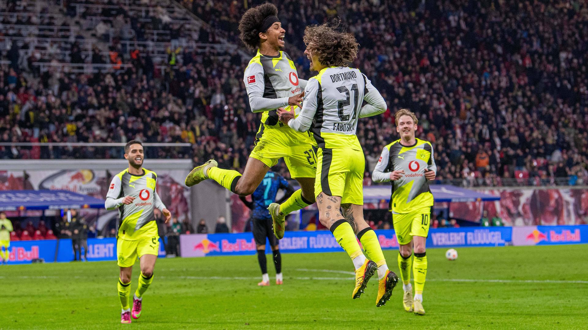 Karim Adeyemi (links) und Fabio Silva springen sich nach Silvas Siegtor an.