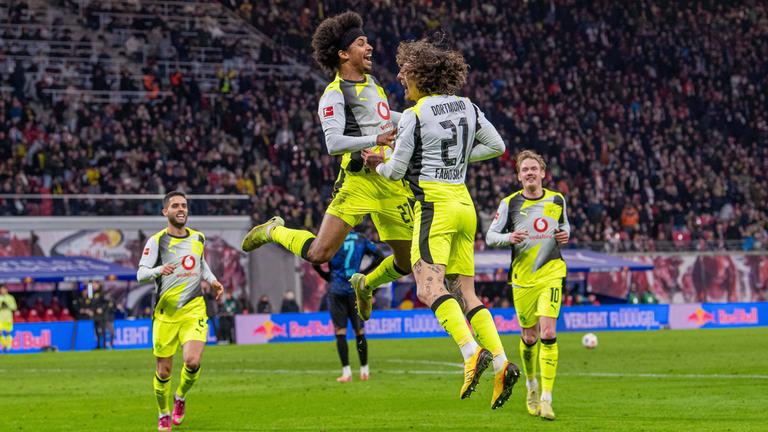 Karim Adeyemi (links) und Fabio Silva springen sich nach Silvas Siegtor an.