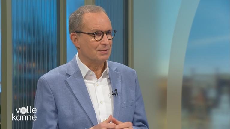 Dr. Christoph Specht steht an der "Volle Kanne"-Theke.