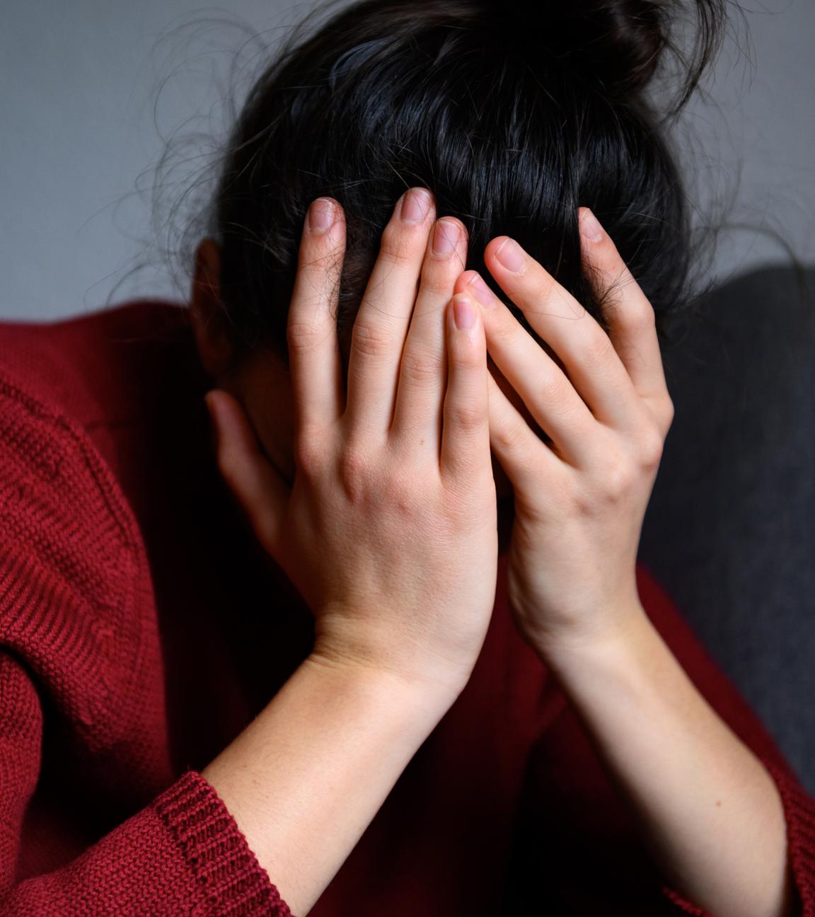 Symbolbild: Frau stützt verzweifelt Kopf in die Hände