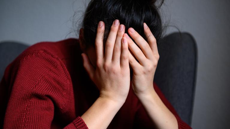 Symbolbild: Frau stützt verzweifelt Kopf in die Hände