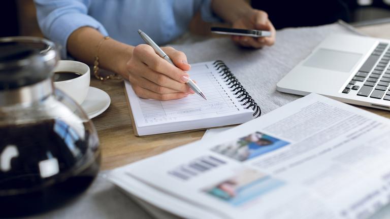 Eine Person arbeitet an ihrem Schreibtisch.