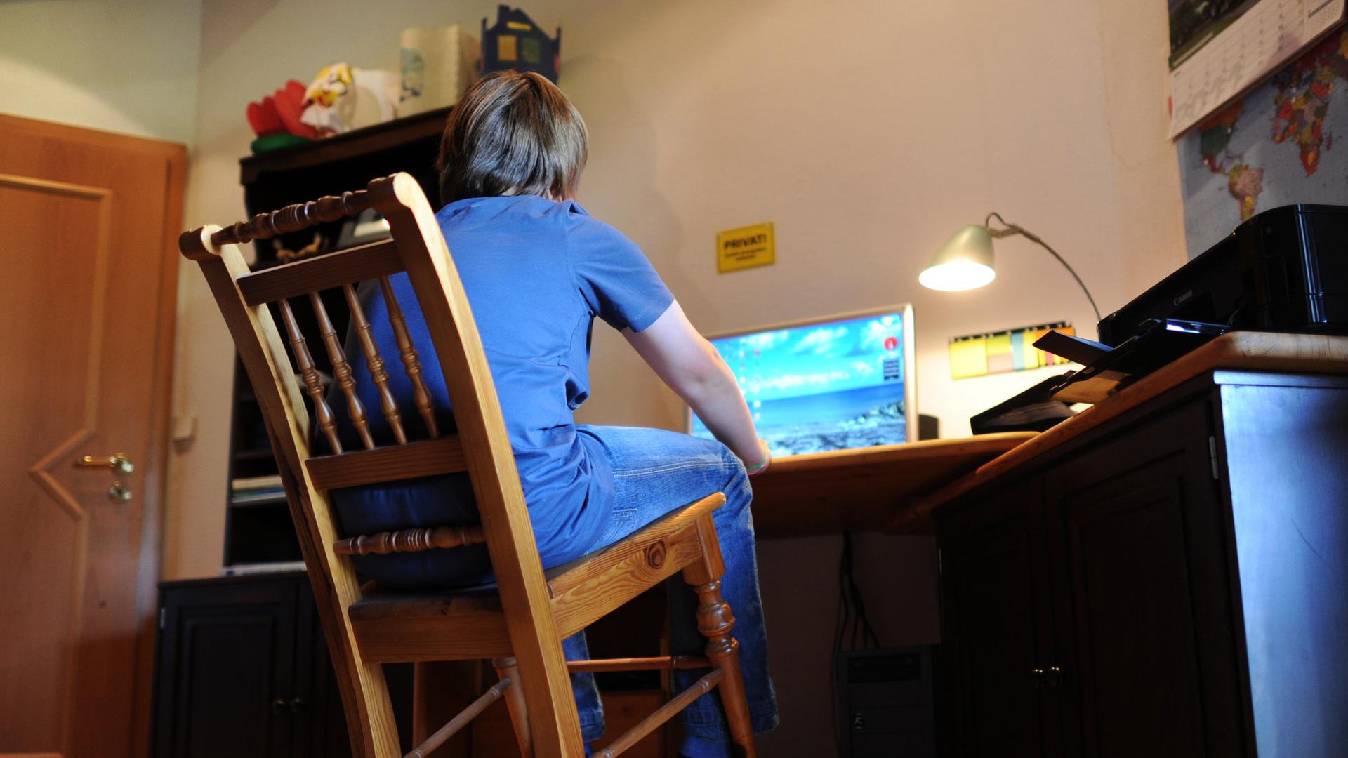 Junge wackelt mit dem Stuhl