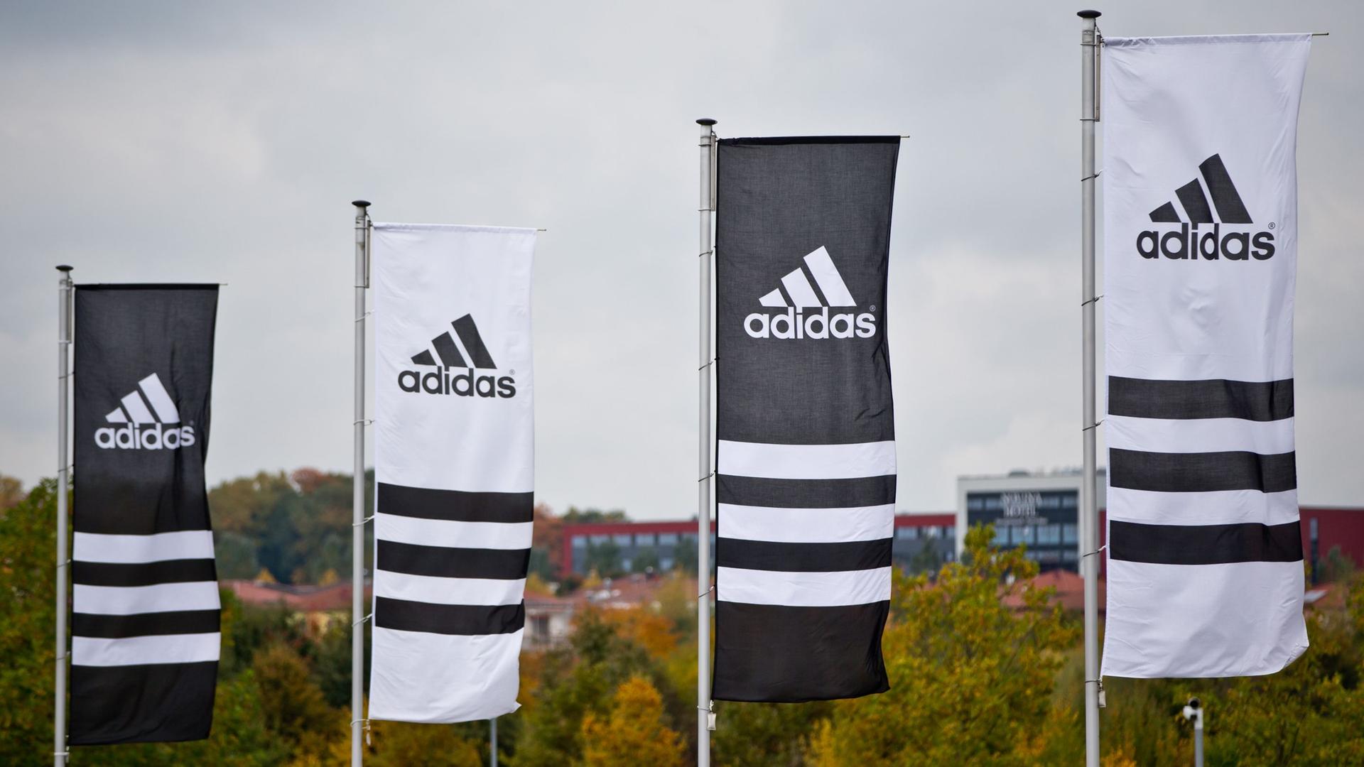 Fahnen mit Logos von Adidas. 