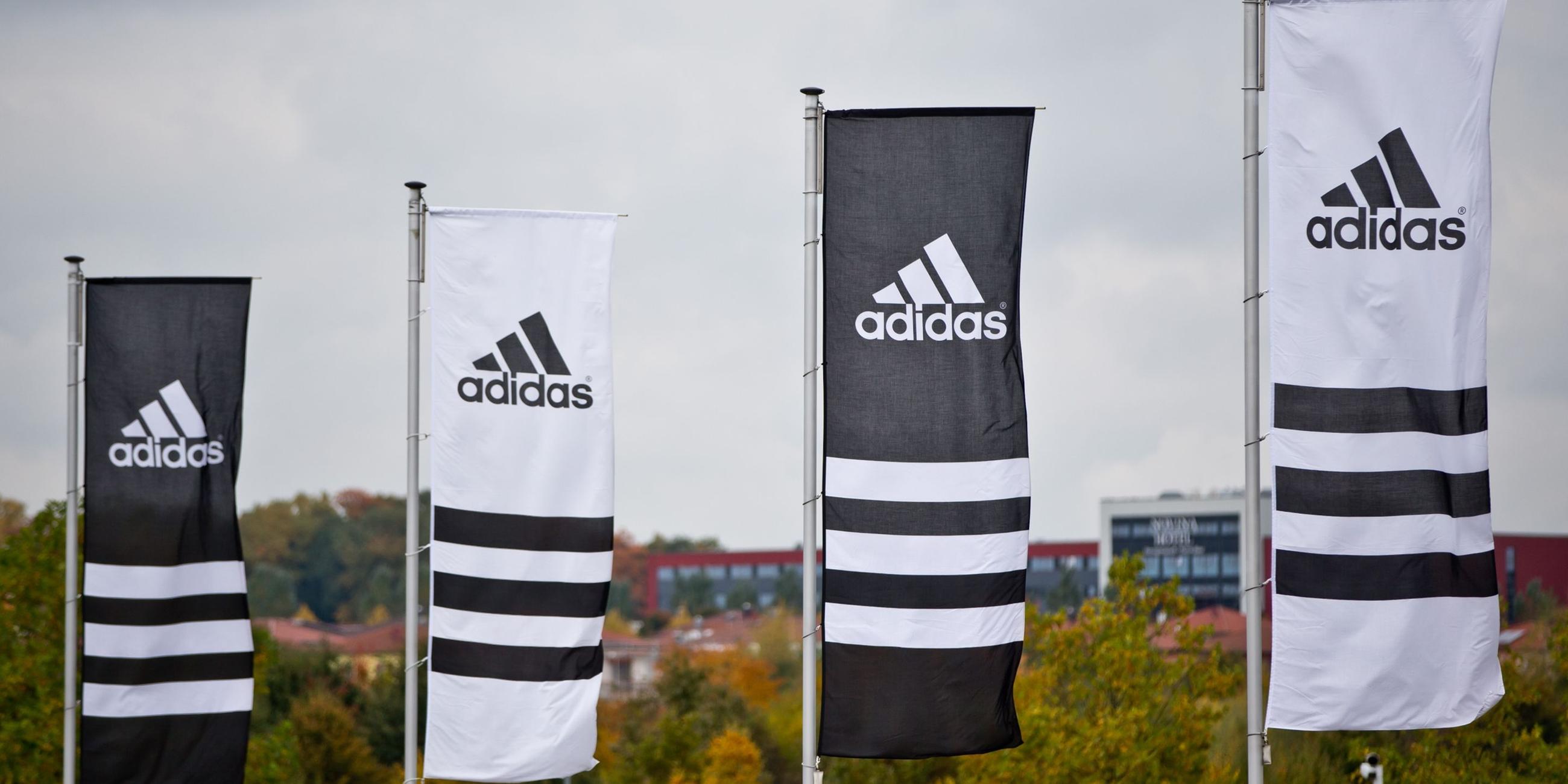 Fahnen mit Logos von Adidas. 