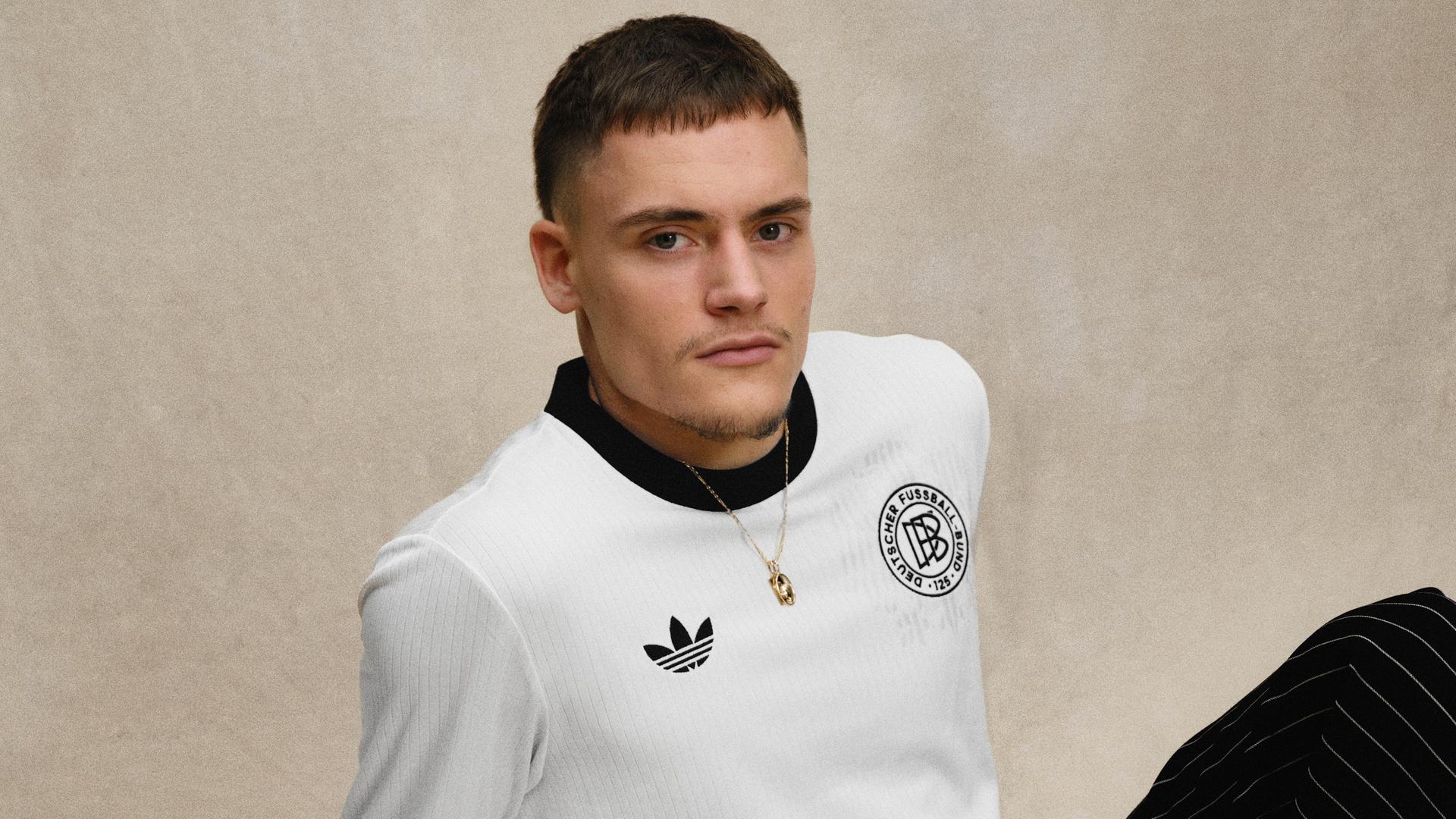 Florian Wirtz trägt ein Trikot aus der Adidas und DFB Jubiläumskollektion