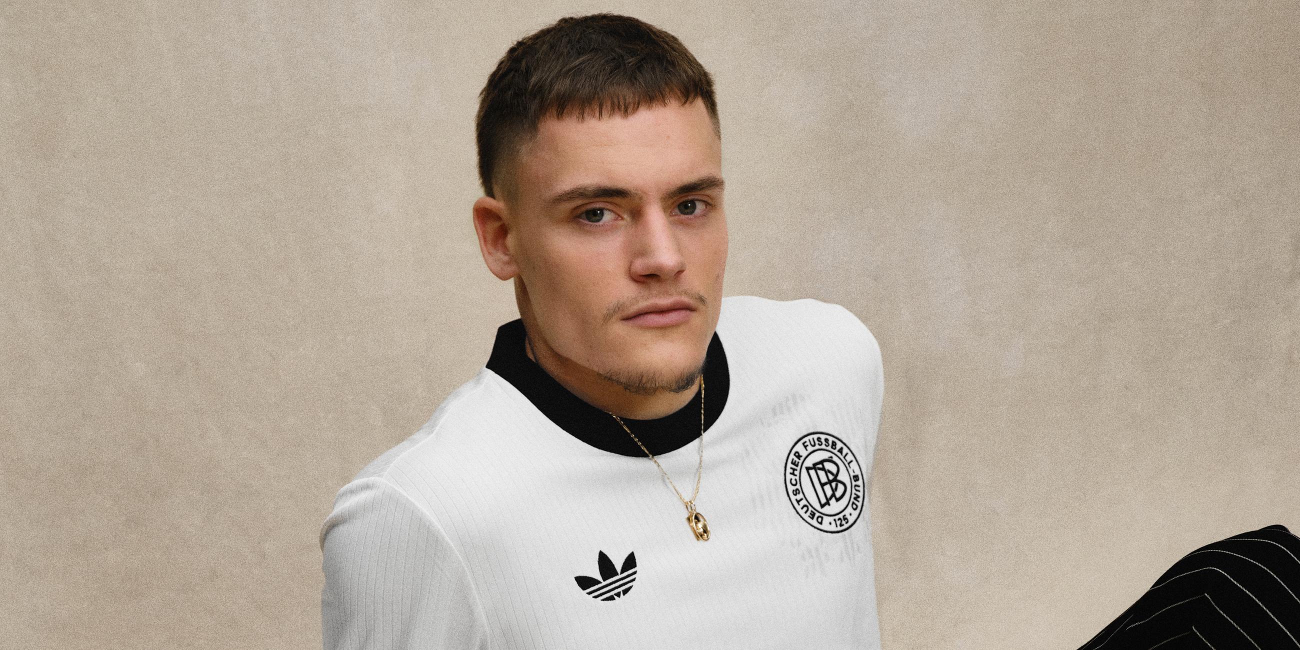 Florian Wirtz trägt ein Trikot aus der Adidas und DFB Jubiläumskollektion