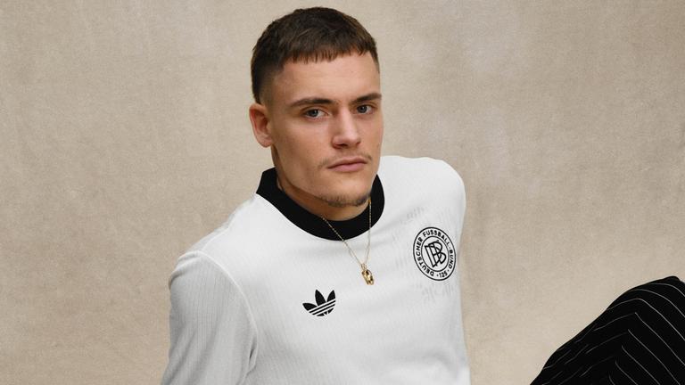 Florian Wirtz trägt ein Trikot aus der Adidas und DFB Jubiläumskollektion
