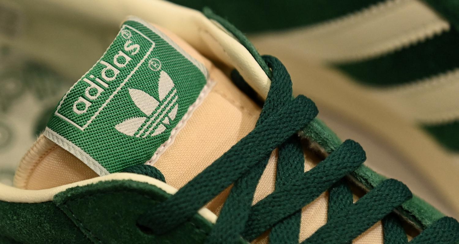 Das Logo des deutschen Sportartikelherstellers Adidas ist vor der Jahrespressekonferenz des Unternehmens in Herzogenaurach auf einem Schuh abgebildet