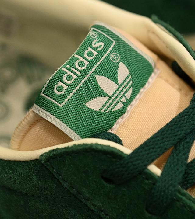 Das Logo des deutschen Sportartikelherstellers Adidas ist vor der Jahrespressekonferenz des Unternehmens in Herzogenaurach auf einem Schuh abgebildet