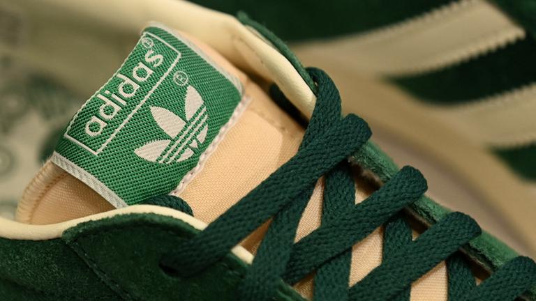 Das Logo des deutschen Sportartikelherstellers Adidas ist vor der Jahrespressekonferenz des Unternehmens in Herzogenaurach auf einem Schuh abgebildet