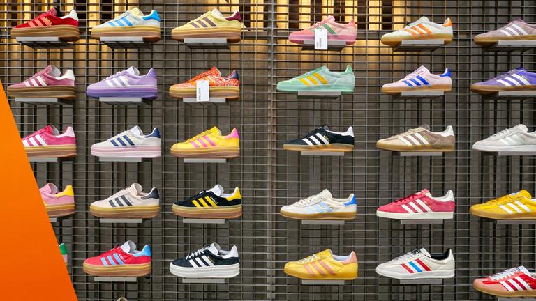 Arbeitnehmerverbände warnen nach Adidas-Ausstieg aus Tarifbindung: Verkaufsraum eines Geschäfts mit vielen Adidas Schuhen