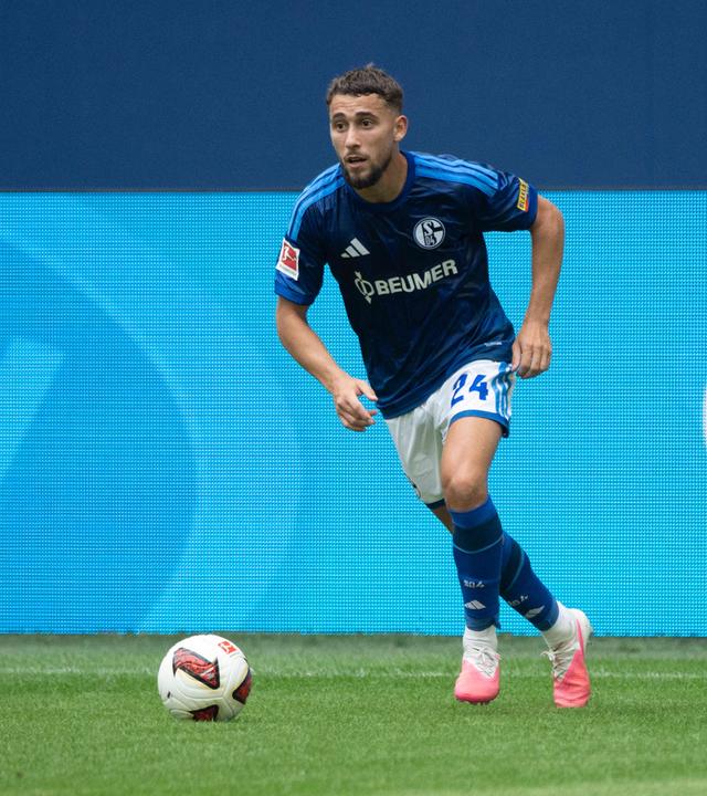 Adil Aouchiche in Aktion beim Freundschaftsspiel FC Schalke 04 gegen Real Madrid am 16.08.2026 in Gelsenkirchen.