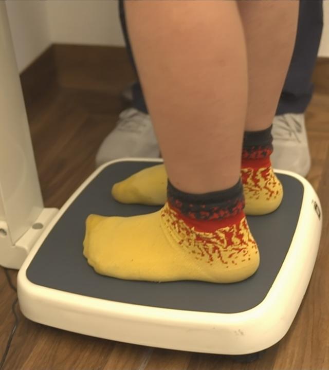 Adipositas - kräftiges Kind auf der Waage