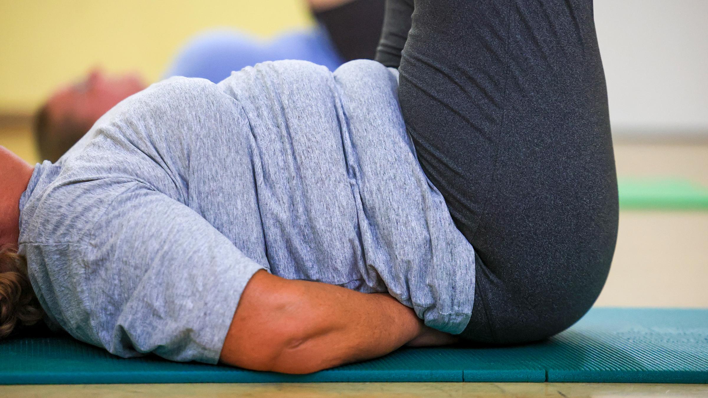 Eine krankhaft übergewichtige Frau treibt Sport im Rahmen des Adipositas-Therapie-Programms des Universitätsklinikums Leipzig