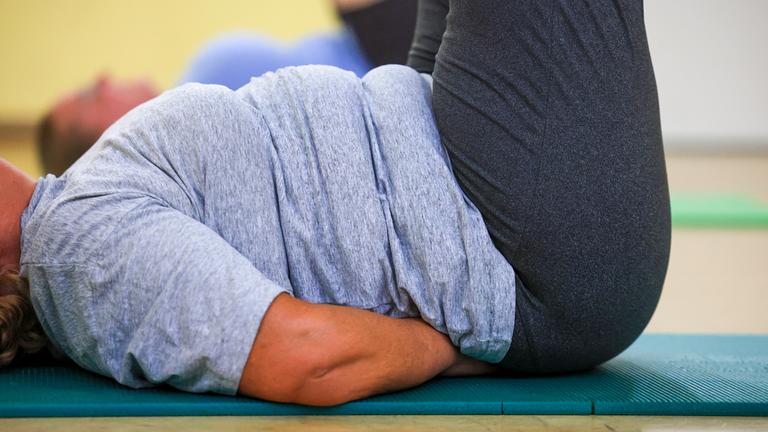 Eine krankhaft übergewichtige Frau treibt Sport im Rahmen des Adipositas-Therapie-Programms des Universitätsklinikums Leipzig