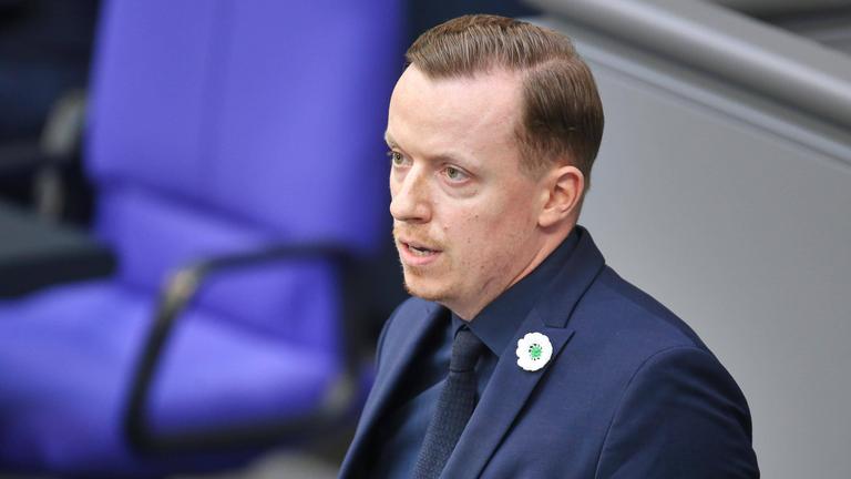 Adis Ahmetovic der SPD am 11.07.2025 im Bundestag in Berlin.