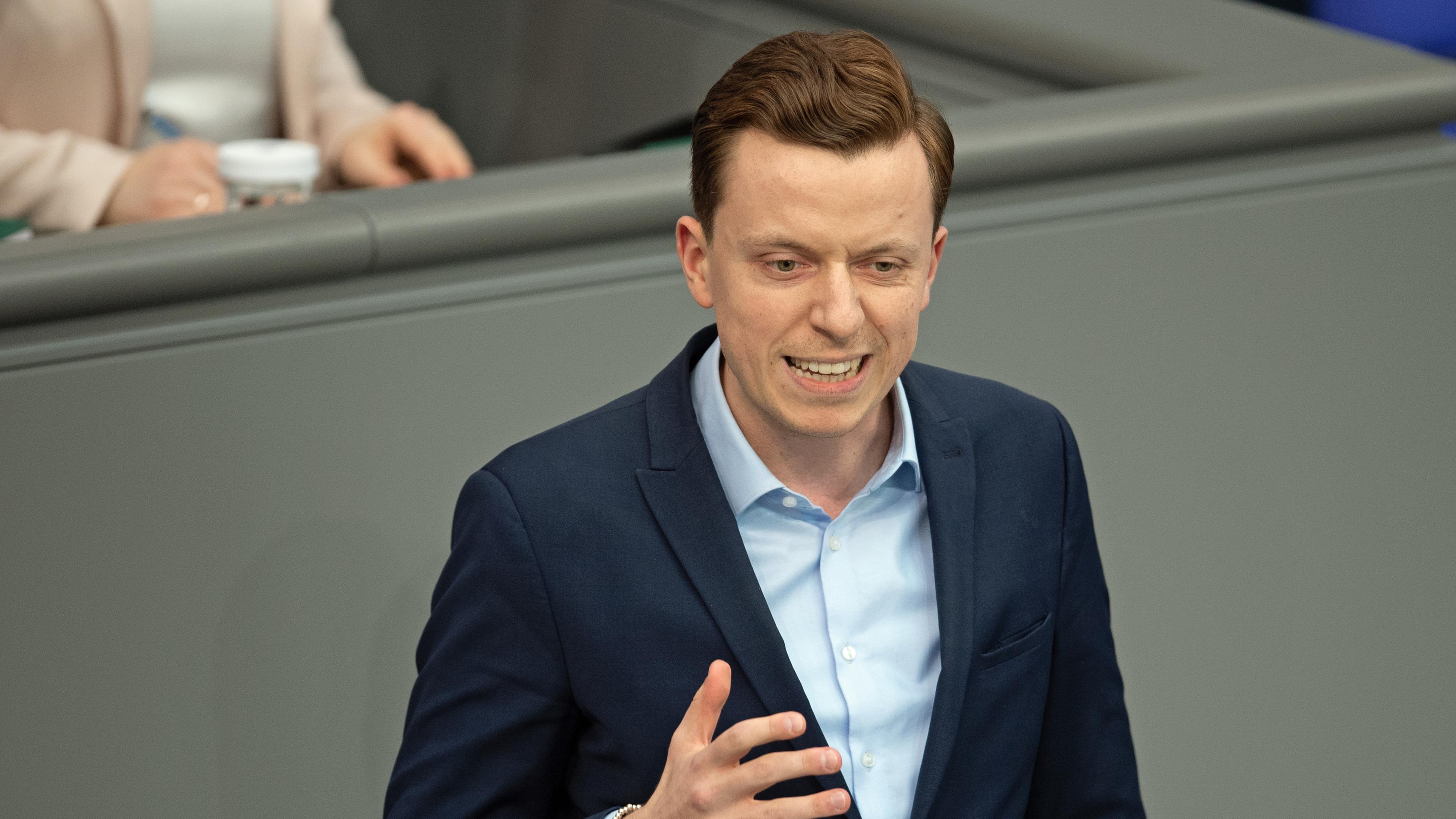 SPD-Politiker Adis Ahmetovic spricht im Bundestag.