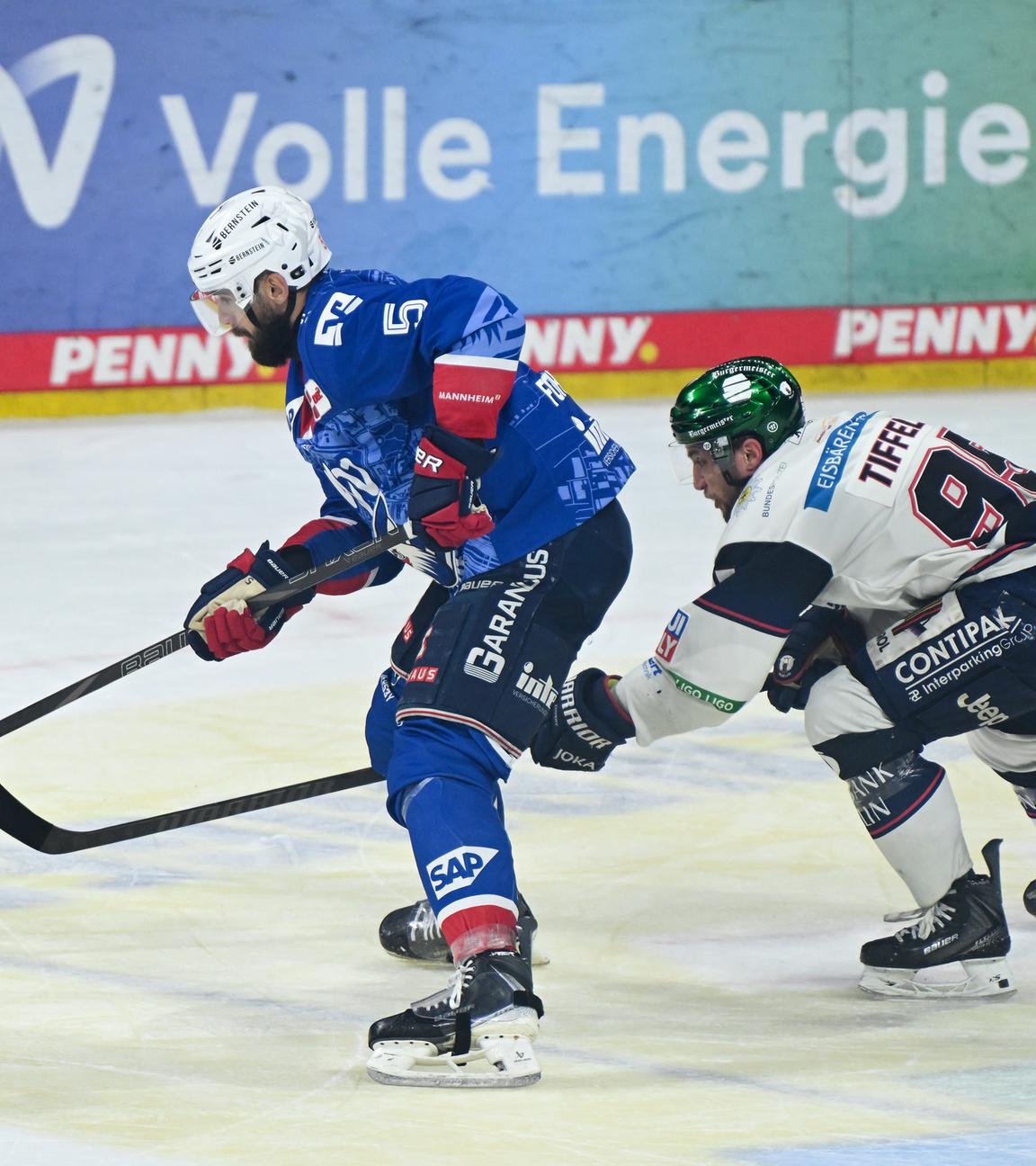 Tobias Fohrler (Adler) und Frederik Tiffels (Berlin) kämpfen um den Puck im DEL-Finale in der SAP-Arena.