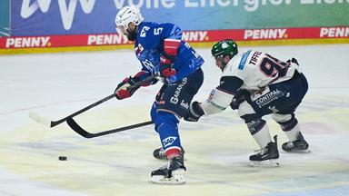 Tobias Fohrler (Adler) und Frederik Tiffels (Berlin) kämpfen um den Puck im DEL-Finale in der SAP-Arena.