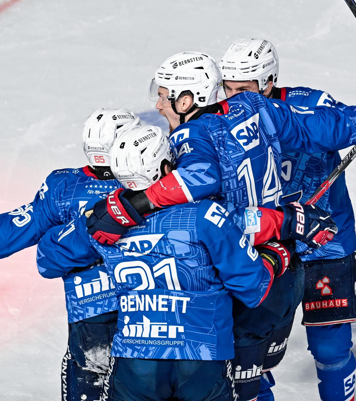 Spieler von Adler Mannheim jubeln 