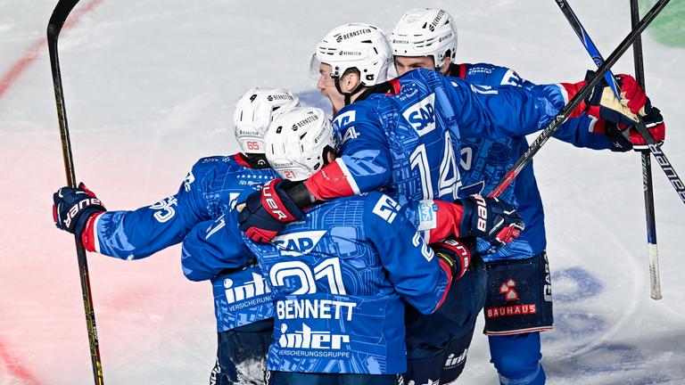Spieler von Adler Mannheim jubeln 