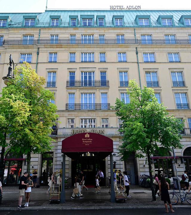 Auf dem Foto ist der Haupteingang und das Gebäude des Luxushotels Adlon Kempinski Berlin zu sehen.