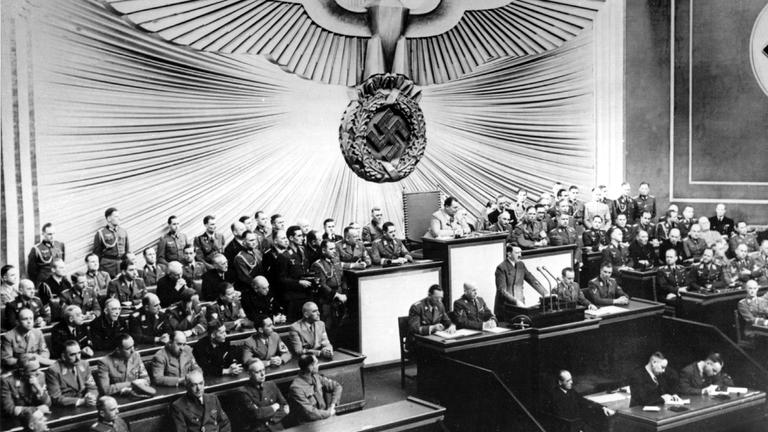 "Die Jahreschronik des Dritten Reichs (3) 1939 bis 1942: Krieg und Vernichtung": Adolf Hitler begründet den Angriff auf Polen in seiner Rede vor dem Reichstag 1939.
