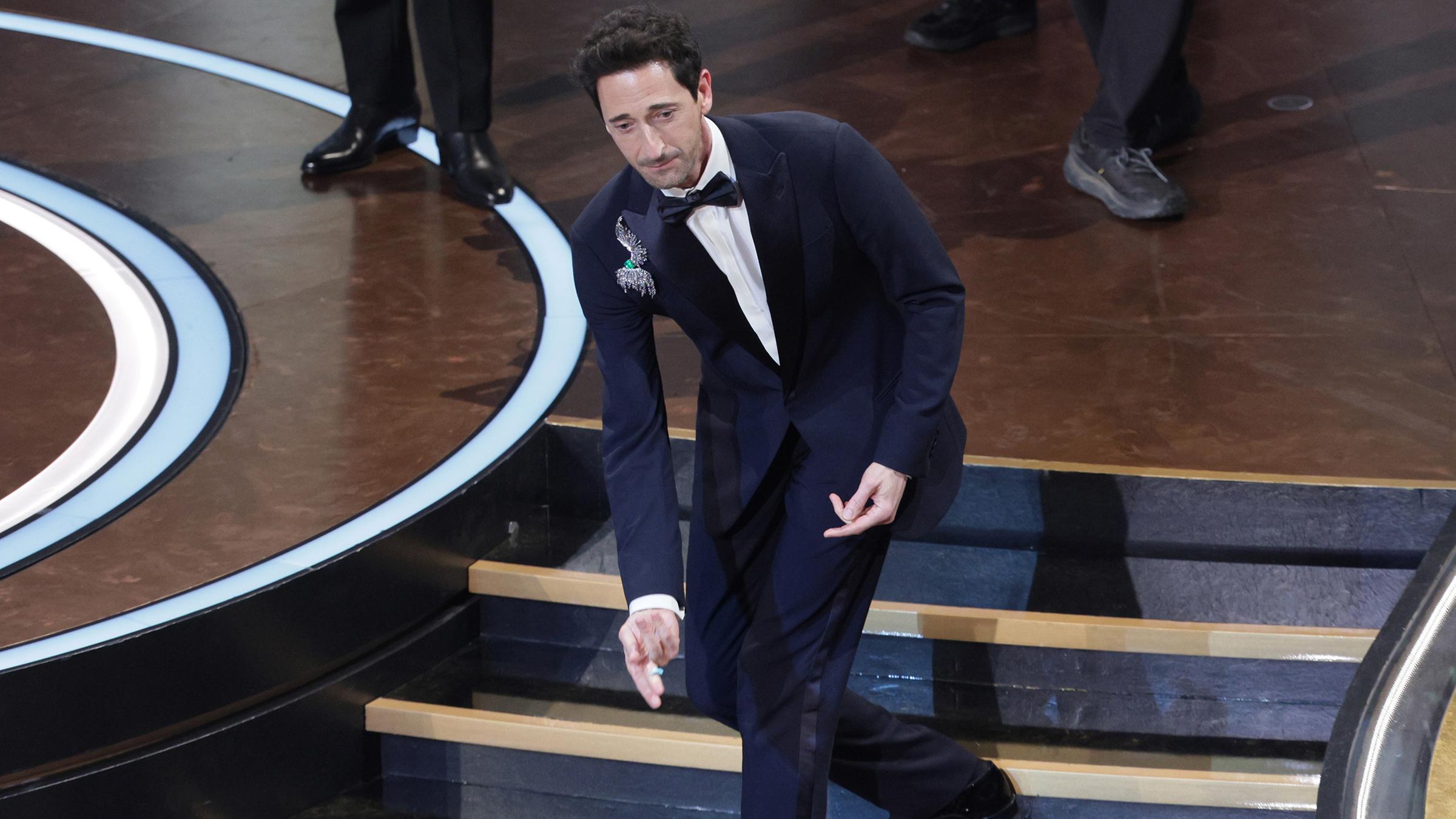 Es war sein zweiter Oscar-Gewinn. Doch bevor Adrian Brody den Preis bester Hauptdarsteller auf der Bühne entgegen nahm, musste er noch schnell seinen Kaugummi los werden. (03.03.2025) Quelle: epa 