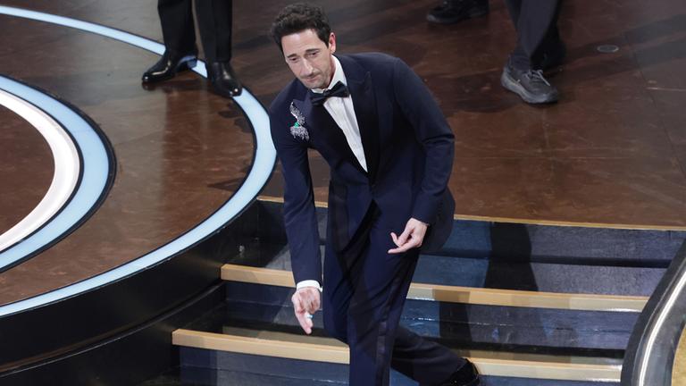 Es war sein zweiter Oscar-Gewinn. Doch bevor Adrian Brody den Preis bester Hauptdarsteller auf der Bühne entgegen nahm, musste er noch schnell seinen Kaugummi los werden. (03.03.2025) Quelle: epa 