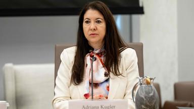 Zentralbankratsmitglied Adriana Kugler nimmt an einer öffentlichen Sitzung des Federal Reserve Board teil