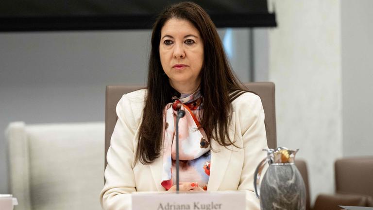 Zentralbankratsmitglied Adriana Kugler nimmt an einer öffentlichen Sitzung des Federal Reserve Board teil