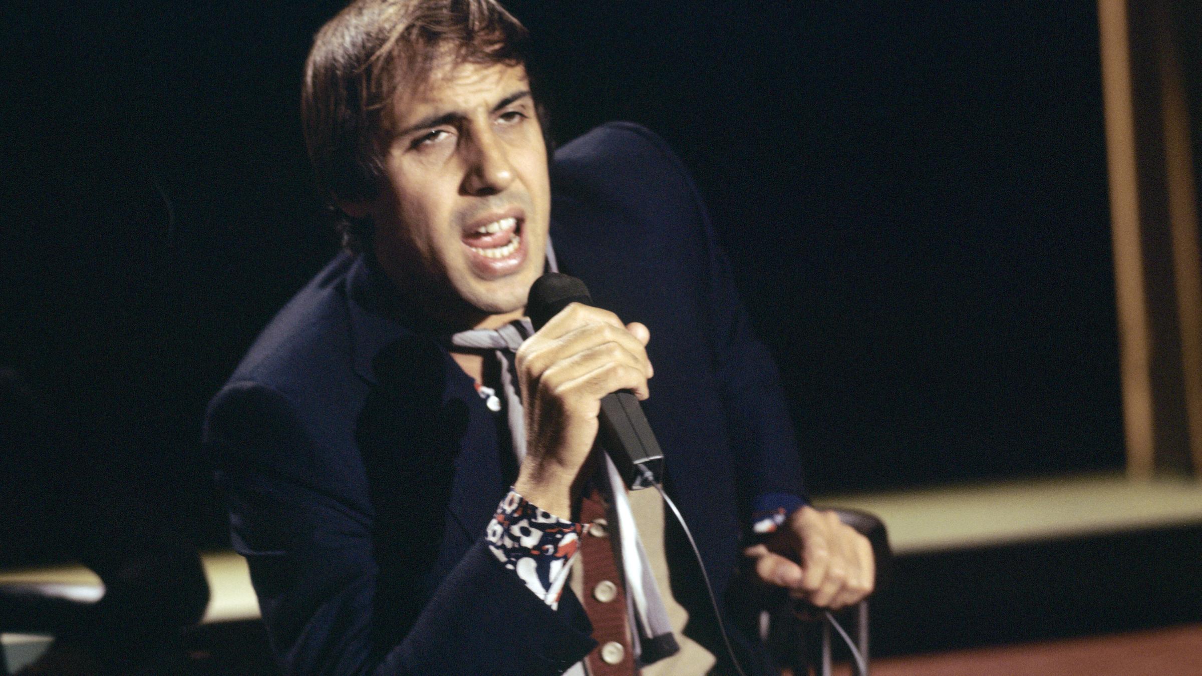 Italienischer Sänger und Schauspieler Adriano Celentano, aufgenommen im ZDF-Nightclub am 07.10.1970 in Deutschland