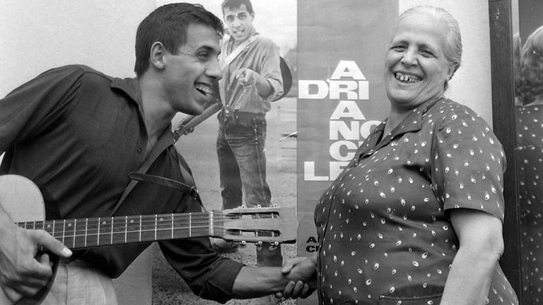 Italienischer Sänger und Schauspieler Adriano Celentano mit seiner Mutter bei einer Homestory am 03.03.1962