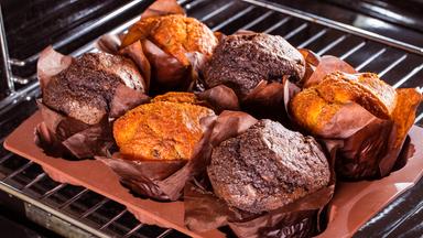 Advents-Muffins mit Cranberries und Datteln